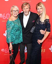 Schauspieler Horst Janson (M), Tochter Laura (R) und Ehefrau Hella beim Mon Chéri Barbara Tag 2017 im Postpalast in München am 30.11.2017 (©Foto. Martin Schmitz)